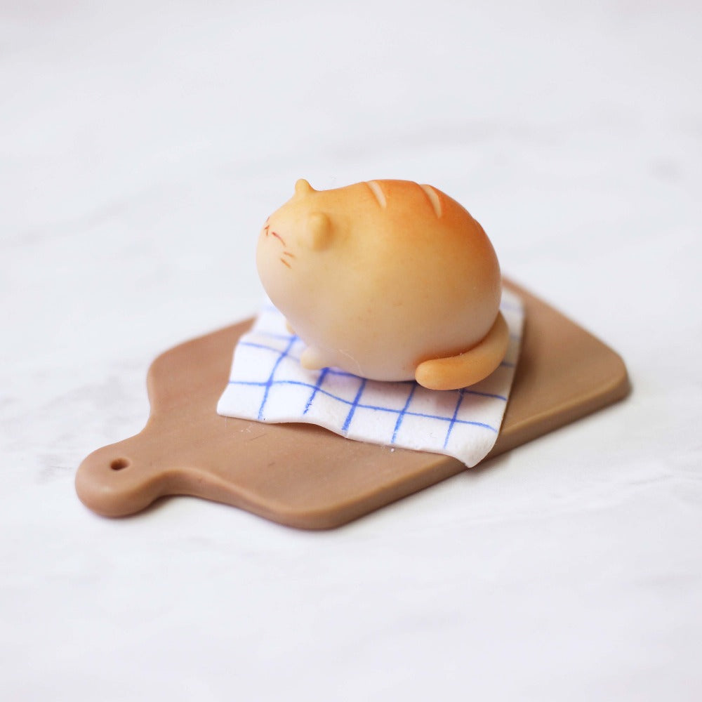 Catloaf Board Figurine - Blue Towel/ Oak Wood